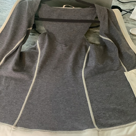 LULULEMON sx 6 cream fitted vest w/tuck away toggled closed hood w/ponytail slit - Picture 4 of 11